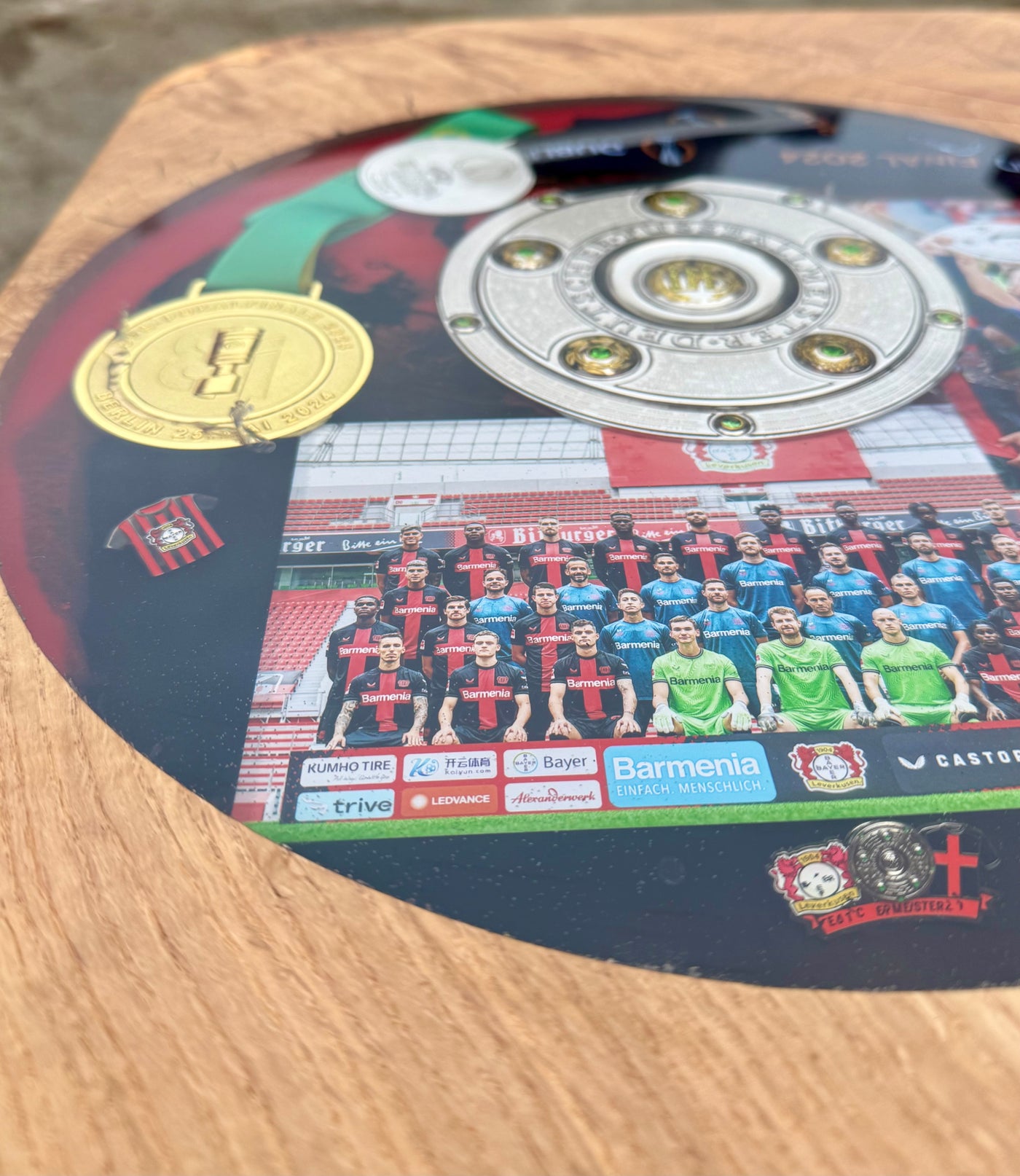 370 cm Meisterschale Baumstamm Esstisch/ Konferenztisch Fußball Bayer 04 Leverkusen mit Epoxid & Spider Gestell schwarz rot