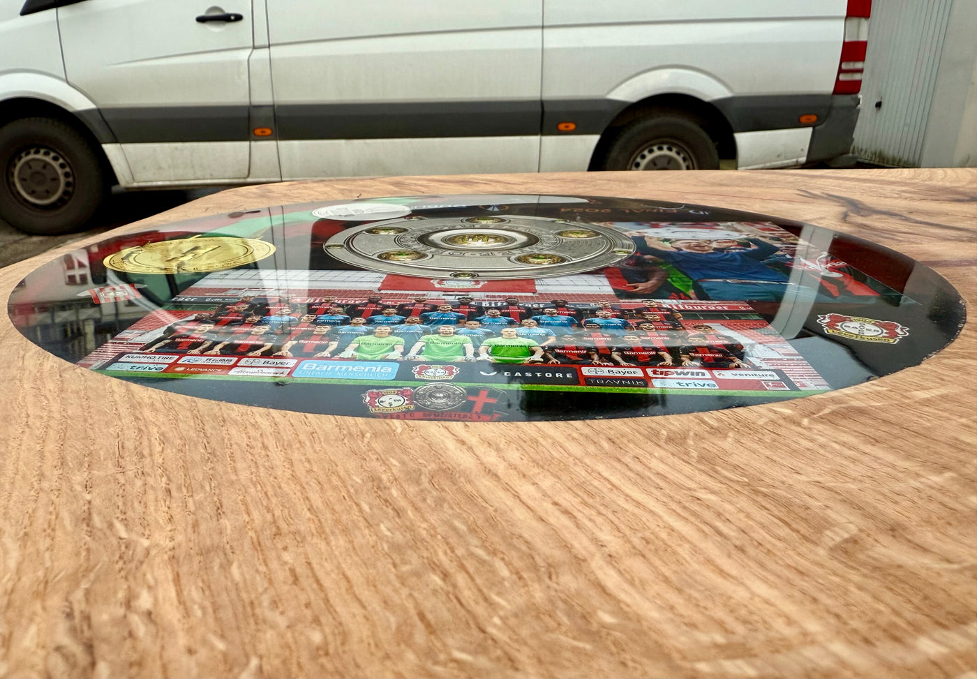 370 cm Meisterschale Baumstamm Esstisch/ Konferenztisch Fußball Bayer 04 Leverkusen mit Epoxid & Spider Gestell schwarz rot