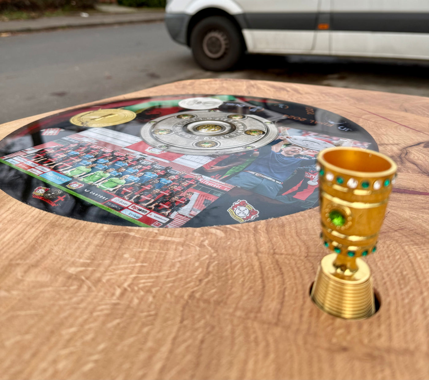 370 cm Meisterschale Baumstamm Esstisch/ Konferenztisch Fußball Bayer 04 Leverkusen mit Epoxid & Spider Gestell schwarz rot