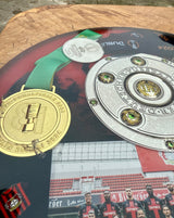 370 cm Meisterschale Baumstamm Esstisch/ Konferenztisch Fußball Bayer 04 Leverkusen mit Epoxid & Spider Gestell schwarz rot