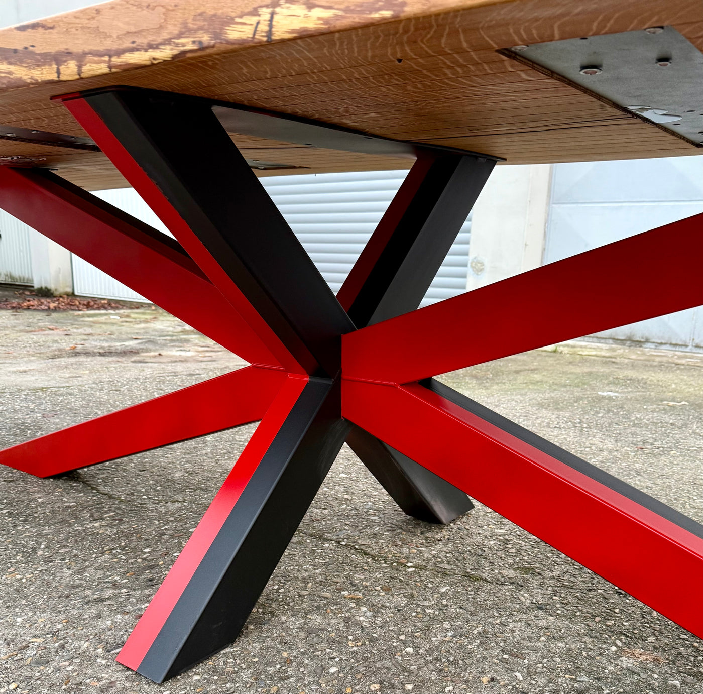 370 cm Meisterschale Baumstamm Esstisch/ Konferenztisch Fußball Bayer 04 Leverkusen mit Epoxid & Spider Gestell schwarz rot