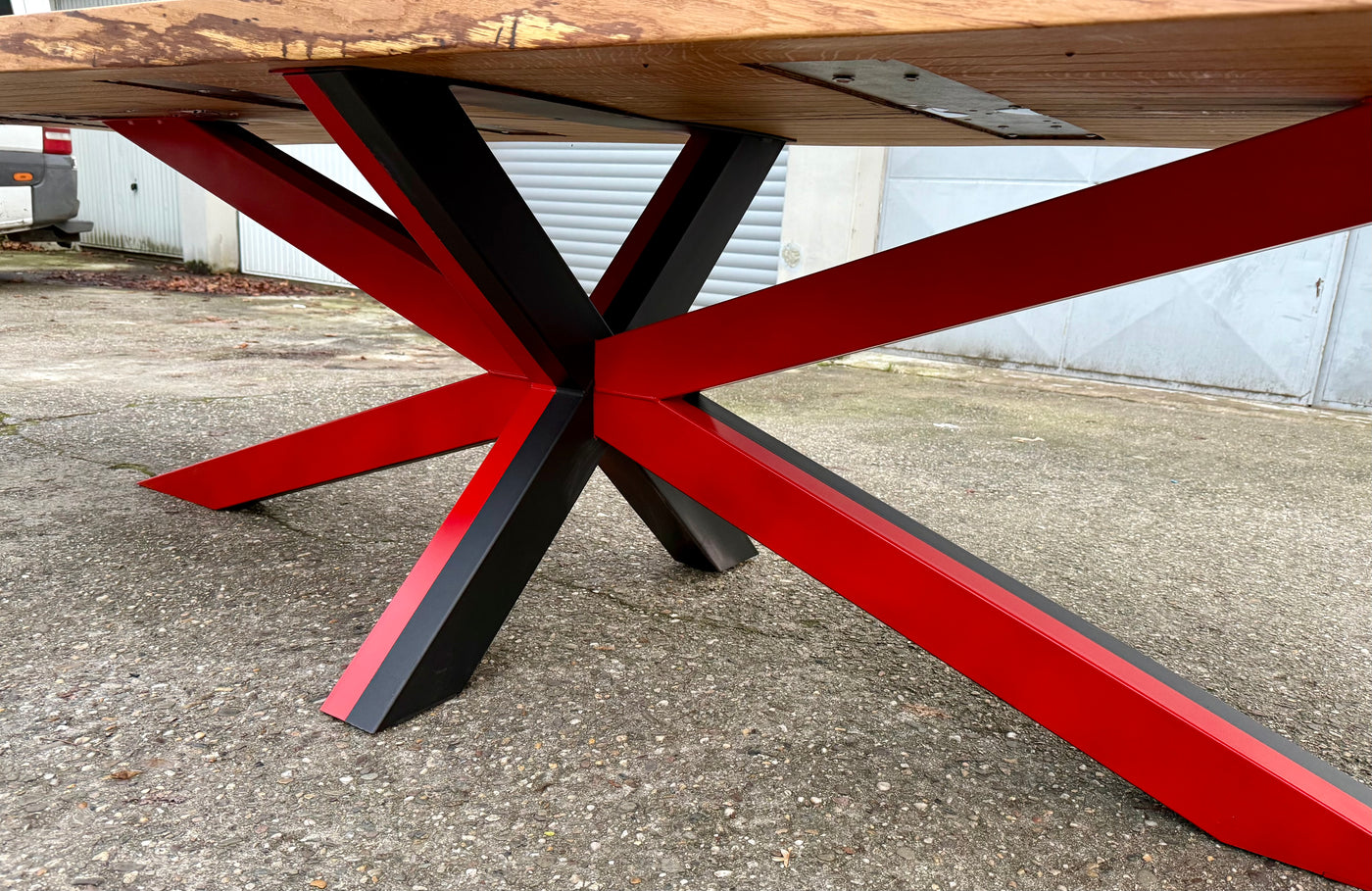 370 cm Meisterschale Baumstamm Esstisch/ Konferenztisch Fußball Bayer 04 Leverkusen mit Epoxid & Spider Gestell schwarz rot