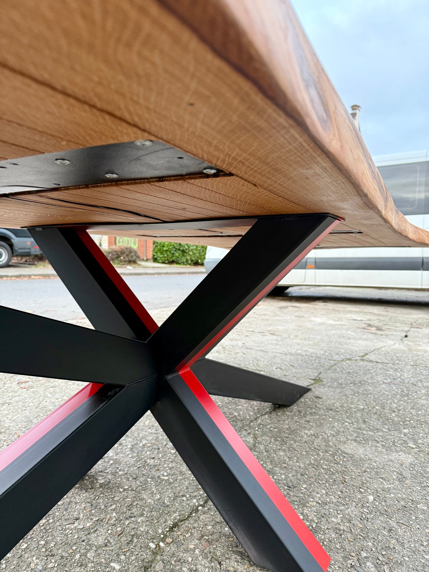 370 cm Meisterschale Baumstamm Esstisch/ Konferenztisch Fußball Bayer 04 Leverkusen mit Epoxid & Spider Gestell schwarz rot