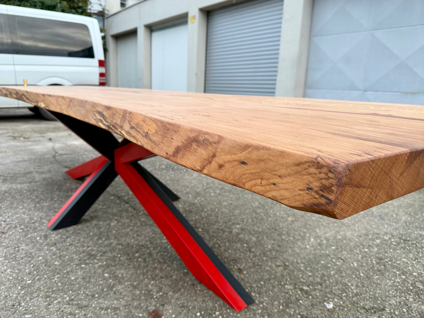 370 cm Meisterschale Baumstamm Esstisch/ Konferenztisch Fußball Bayer 04 Leverkusen mit Epoxid & Spider Gestell schwarz rot