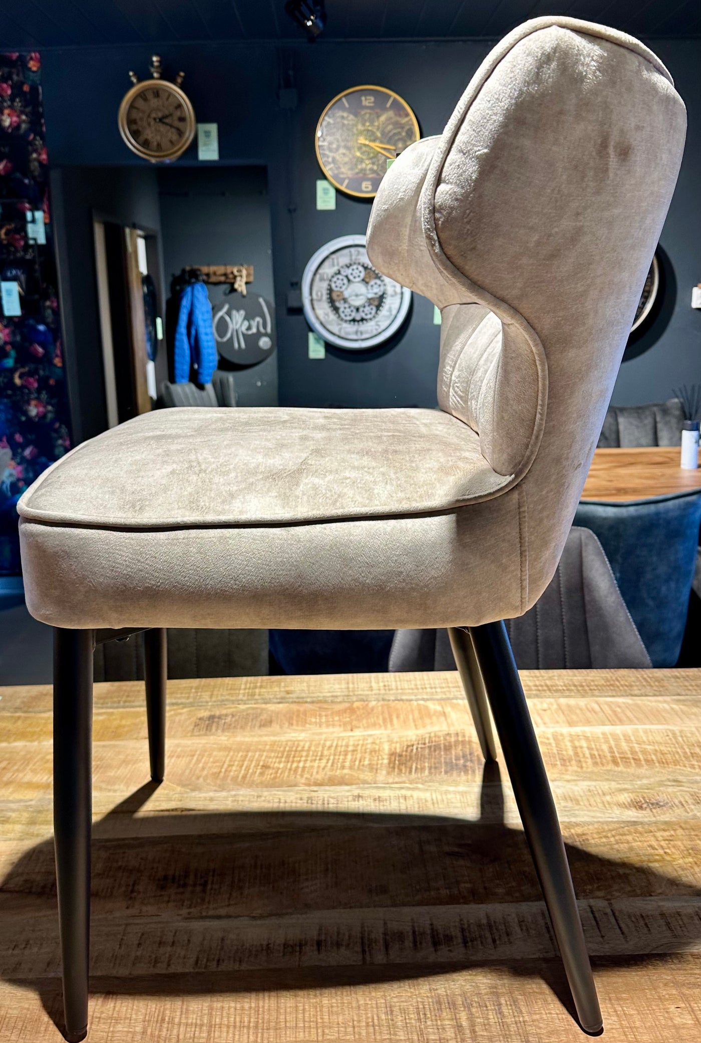 Stuhl Zinno Samt in 3 Farben Cognac-braun creme-beige anthrazit-grau mit Metallgestell
