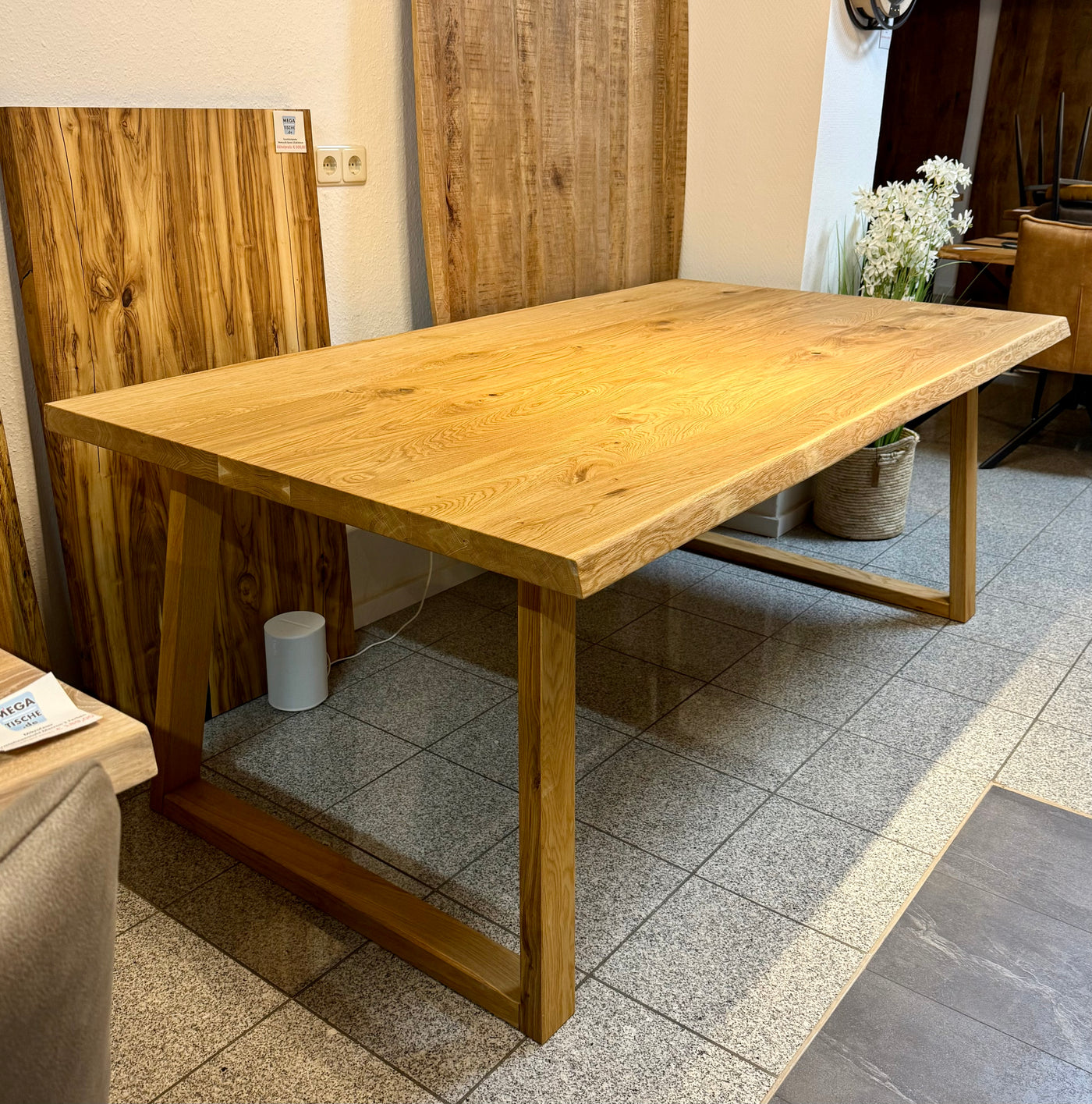 Esstisch Olpe Eiche massiv 180 bis 300 cm in 4,5 cm Dicke Holz geölt mit Holzgestell Trapez 8 Größen