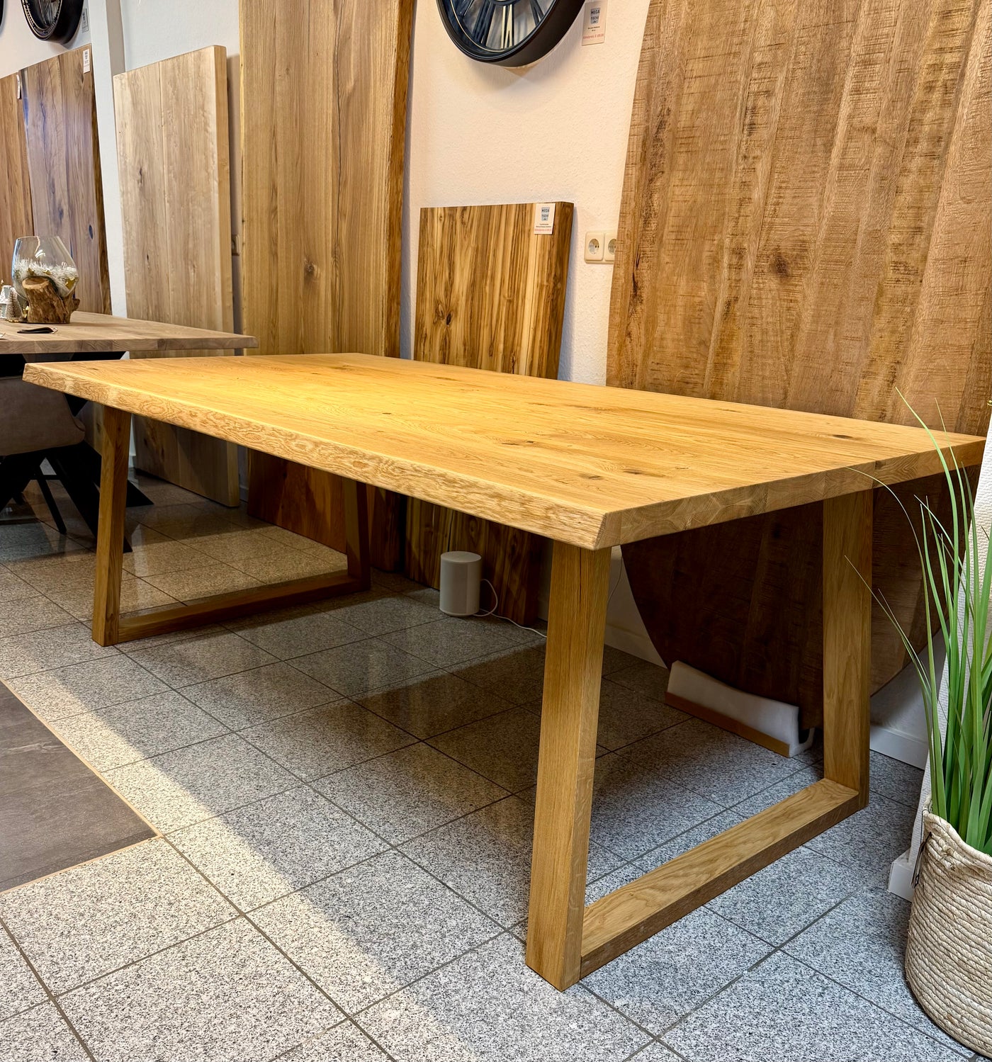 Esstisch Olpe Eiche massiv 180 bis 300 cm in 4,5 cm Dicke Holz geölt mit Holzgestell Trapez 8 Größen