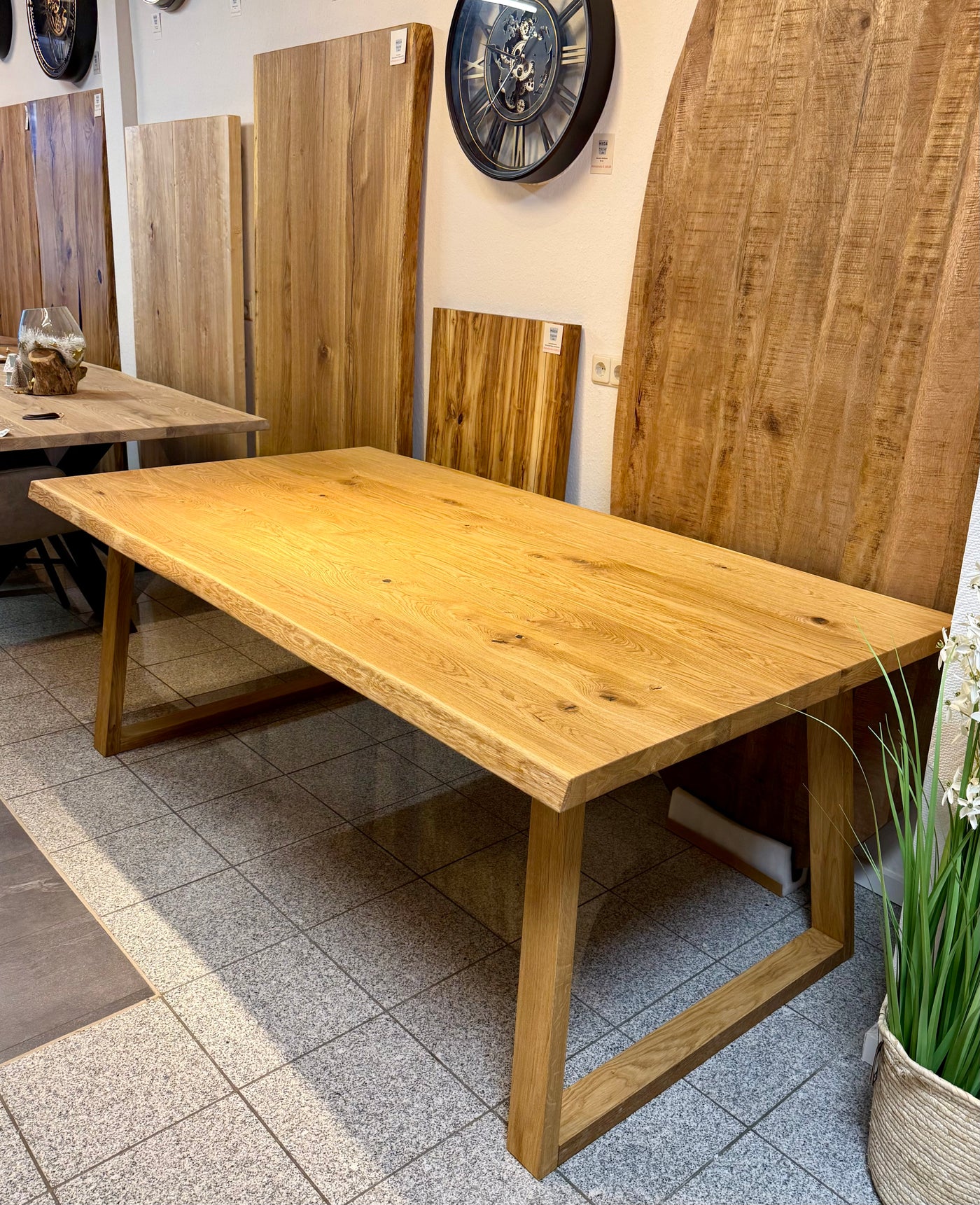 Esstisch Olpe Eiche massiv 180 bis 300 cm in 4,5 cm Dicke Holz geölt mit Holzgestell Trapez 8 Größen