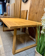 Esstisch Olpe Eiche massiv 180 bis 300 cm in 4,5 cm Dicke Holz geölt mit Holzgestell Trapez 8 Größen