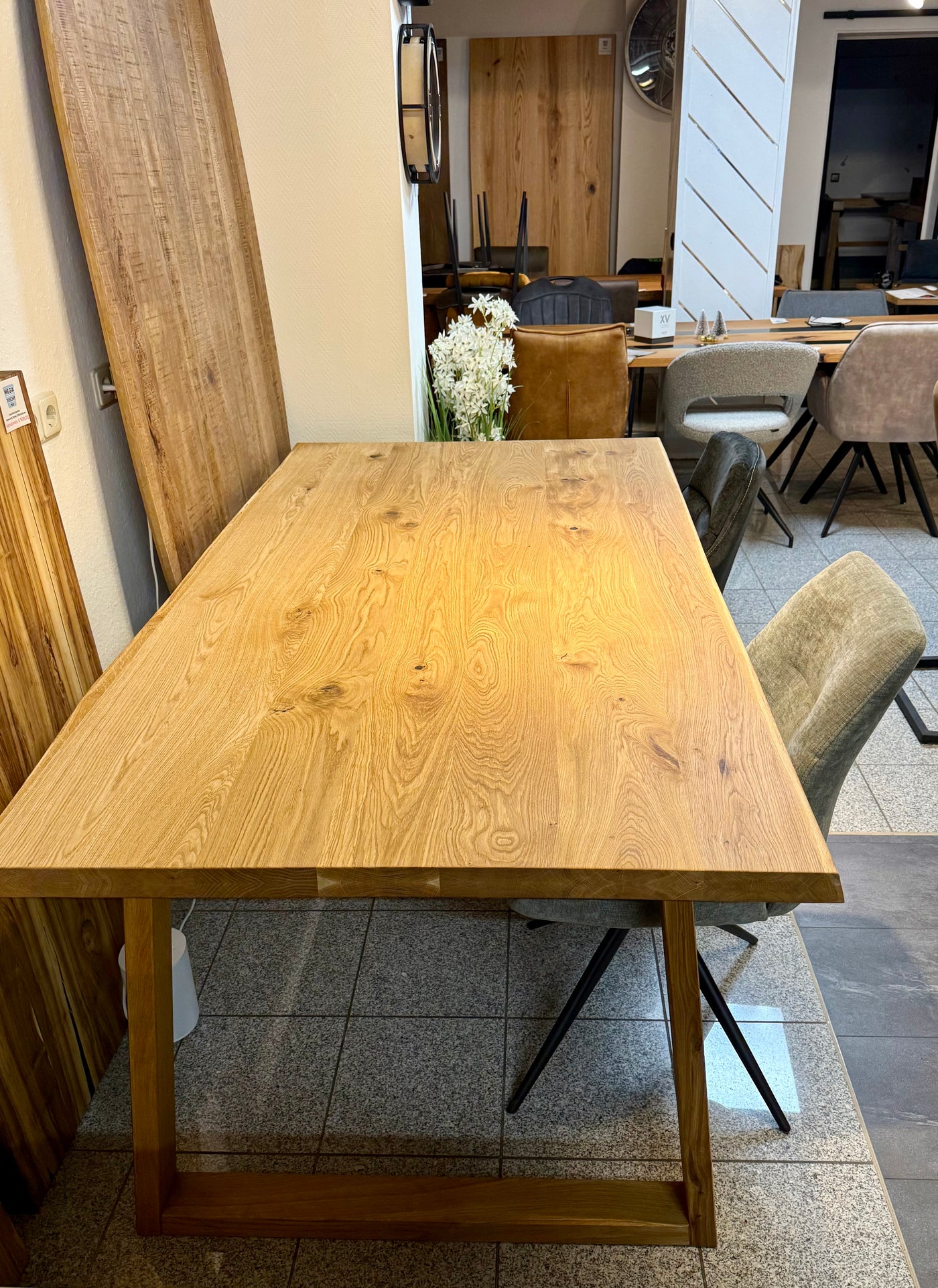 Esstisch Olpe Eiche massiv 180 bis 300 cm in 4,5 cm Dicke Holz geölt mit Holzgestell Trapez 8 Größen