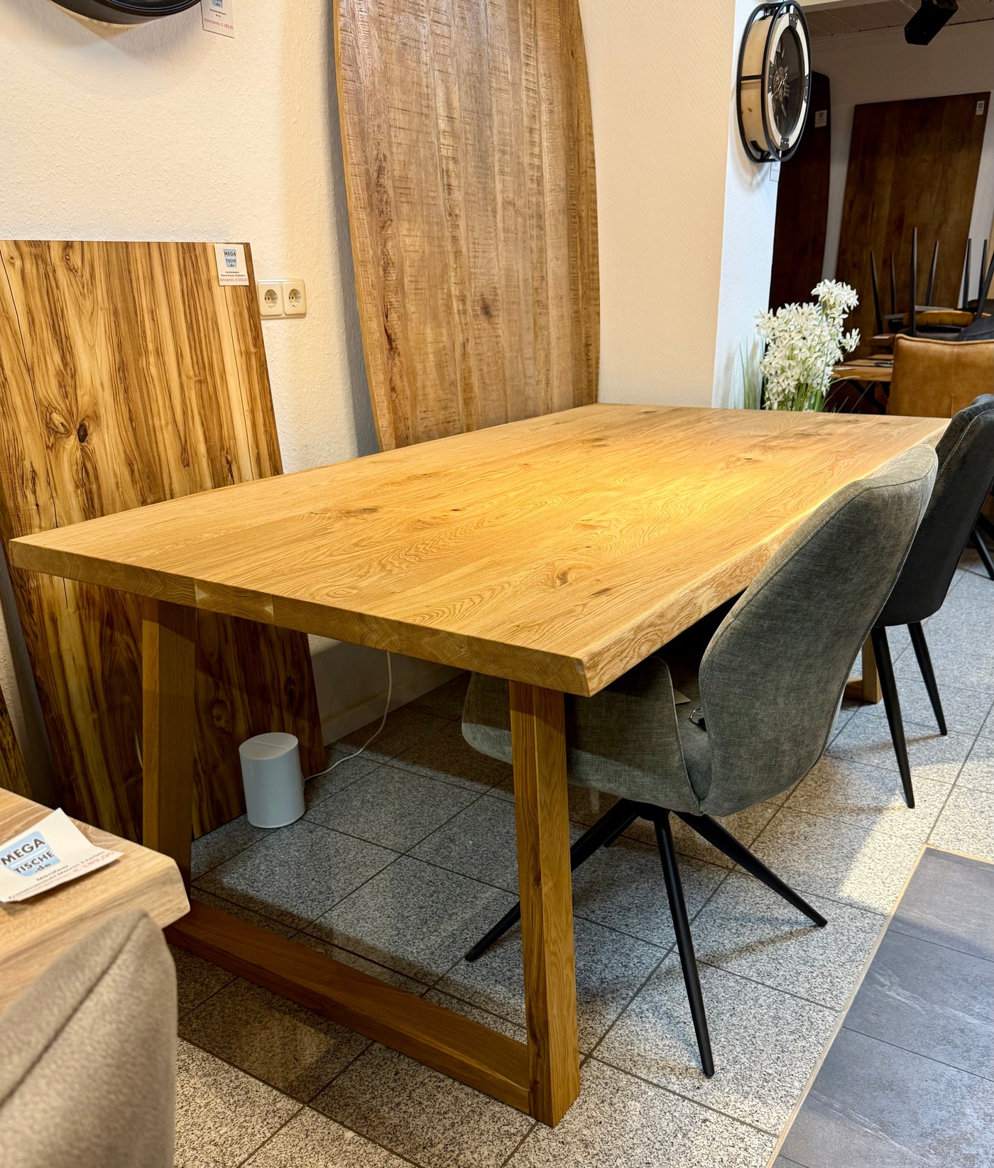 Esstisch Olpe Eiche massiv 180 bis 300 cm in 4,5 cm Dicke Holz geölt mit Holzgestell Trapez 8 Größen