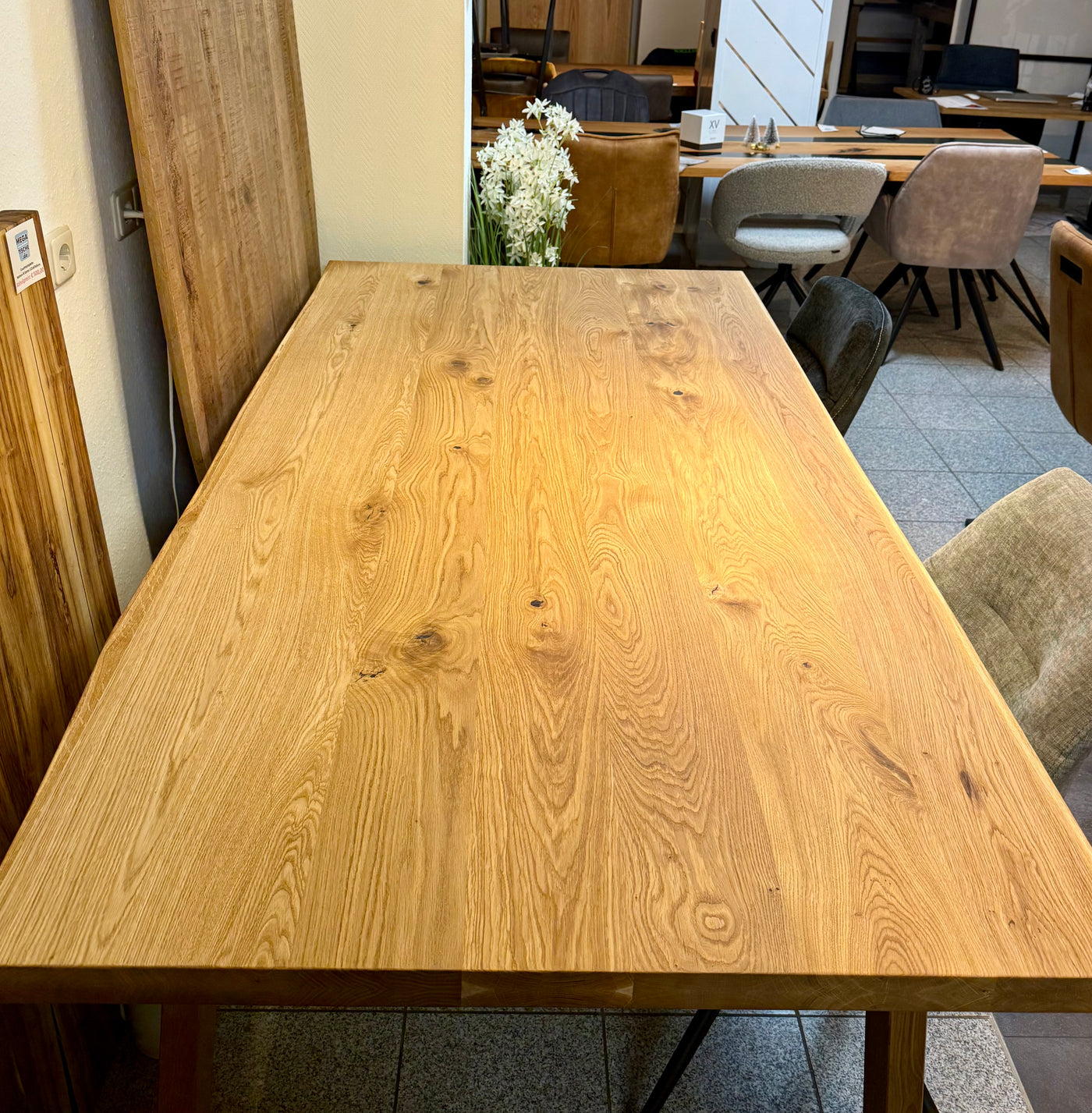 Esstisch Olpe Eiche massiv 180 bis 300 cm in 4,5 cm Dicke Holz geölt mit Holzgestell Trapez 8 Größen