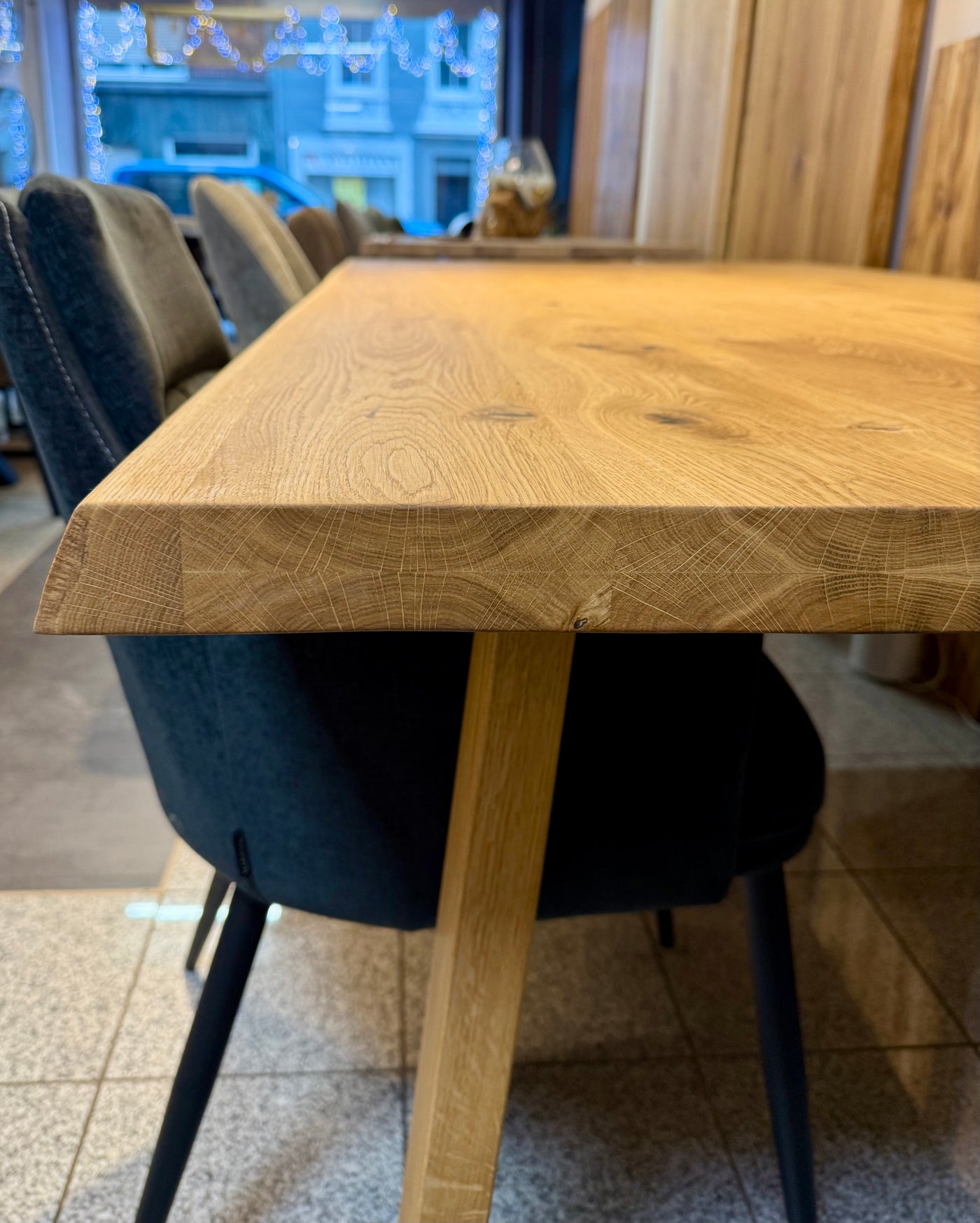 Esstisch Olpe Eiche massiv 180 bis 300 cm in 4,5 cm Dicke Holz geölt mit Holzgestell Trapez 8 Größen