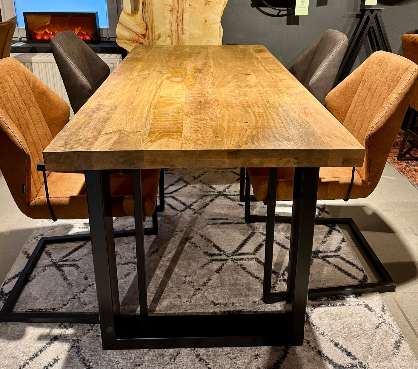 Esstisch Mumbai Mango 200 bis 300 in 6 cm Dicke Holz mit U Metall Gestell schwarz massiv 4 Größen