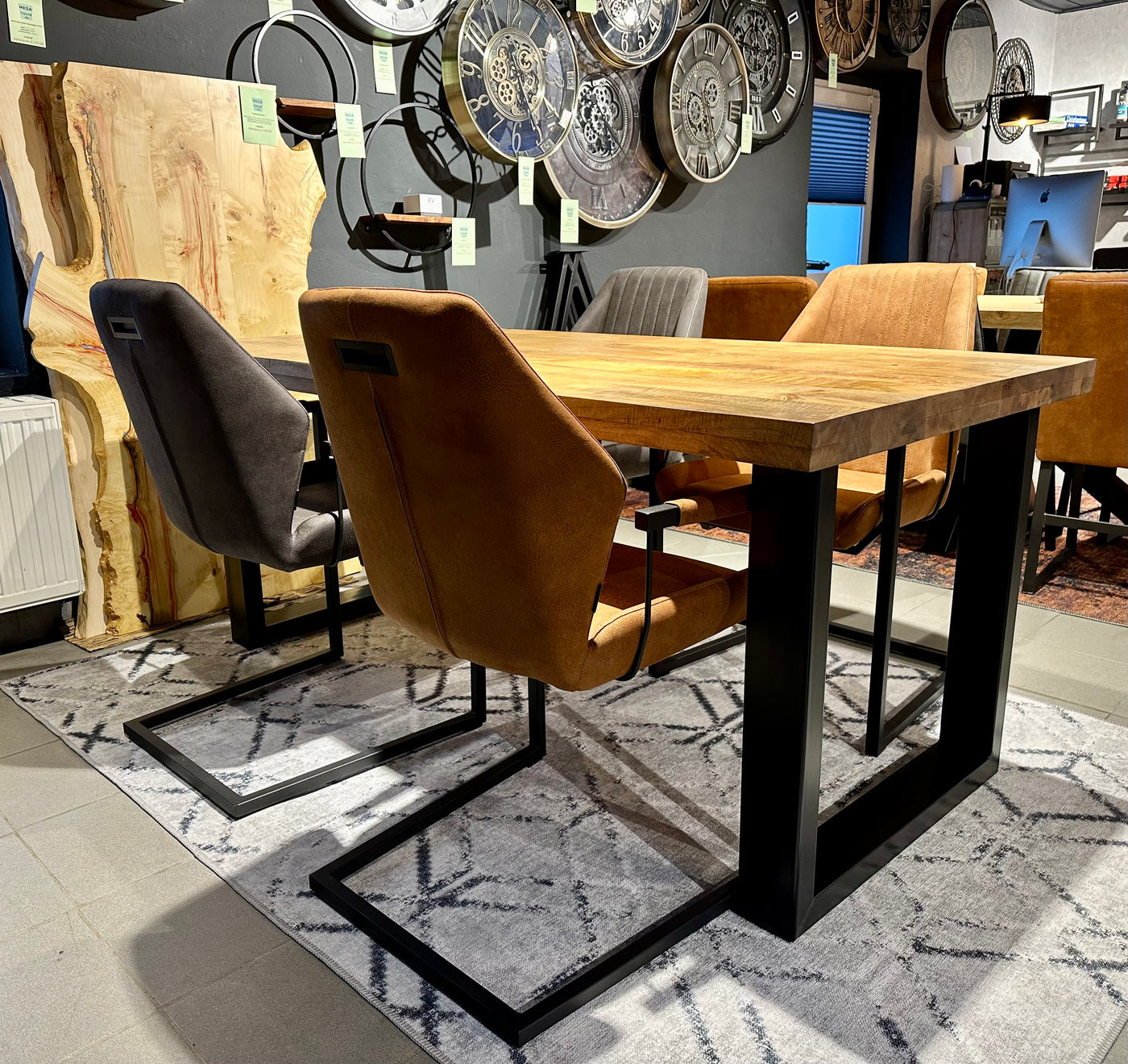 Esstisch Mumbai Mango 200 bis 300 in 6 cm Dicke Holz mit U Metall Gestell schwarz massiv 4 Größen