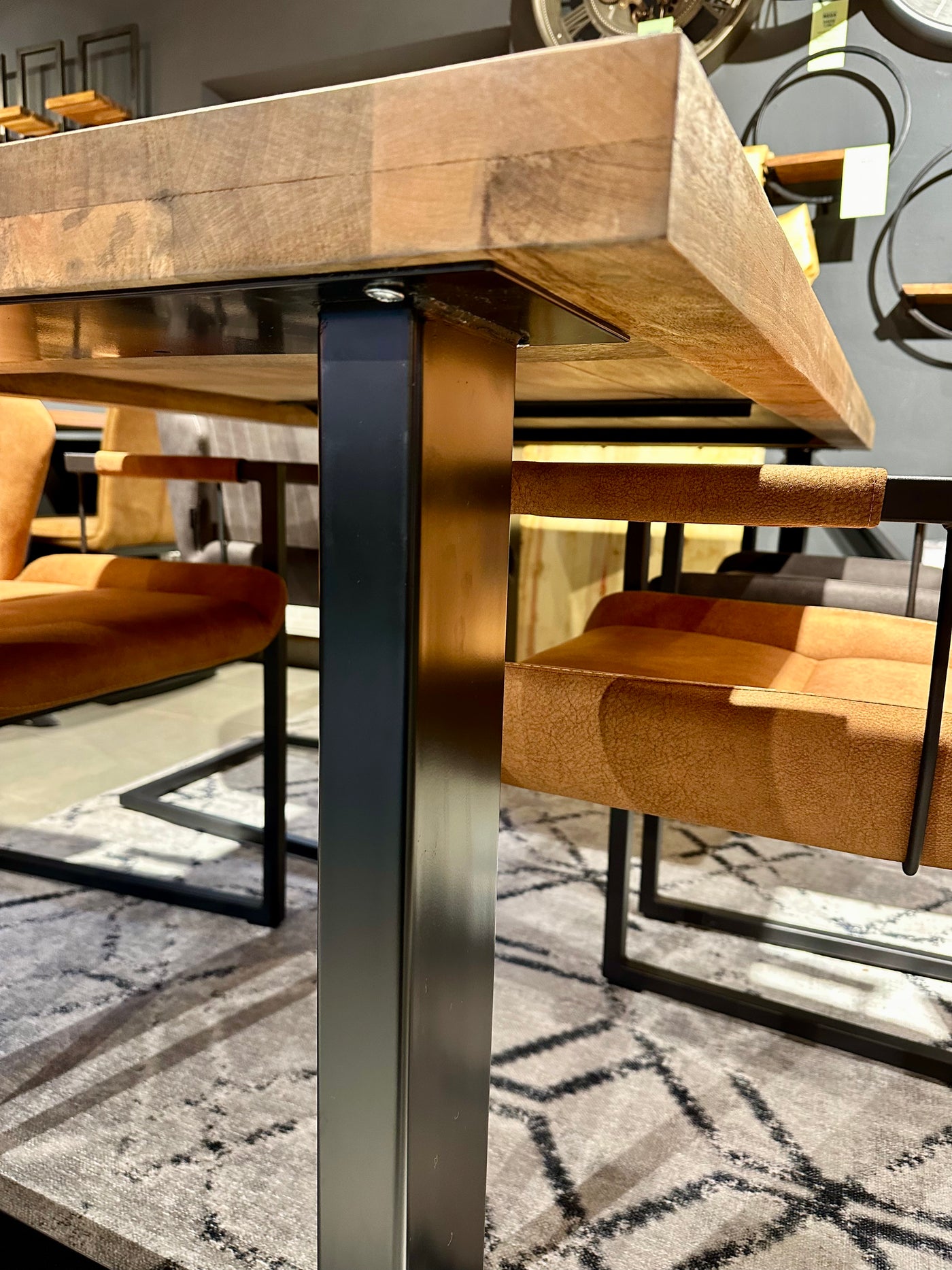 Esstisch Mumbai Mango 200 bis 300 in 6 cm Dicke Holz mit U Metall Gestell schwarz massiv 4 Größen