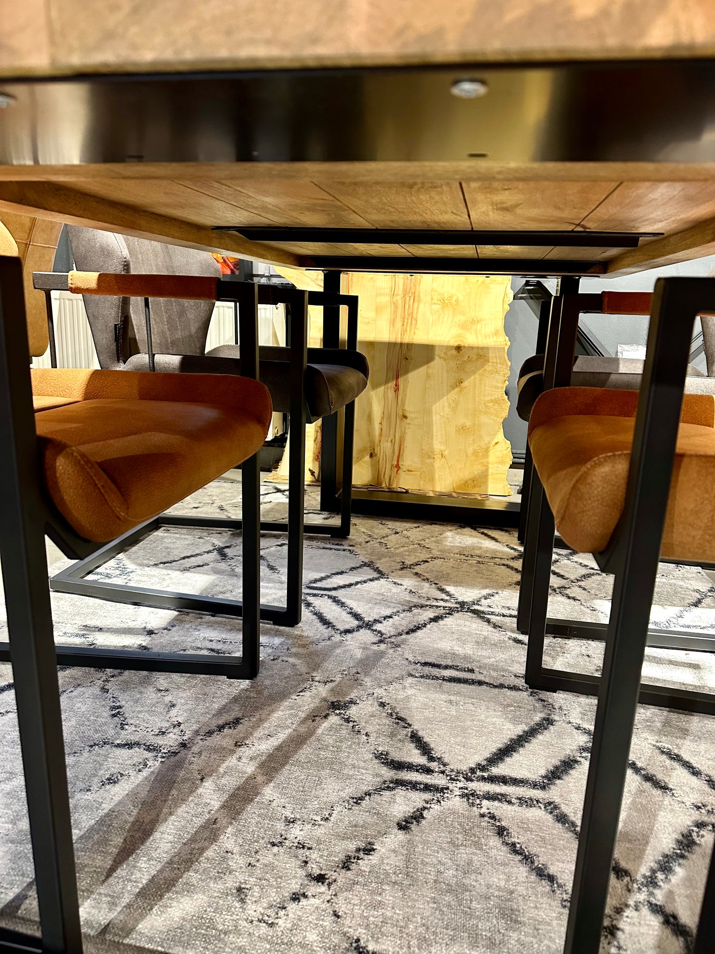 Esstisch Mumbai Mango 200 bis 300 in 6 cm Dicke Holz mit U Metall Gestell schwarz massiv 4 Größen