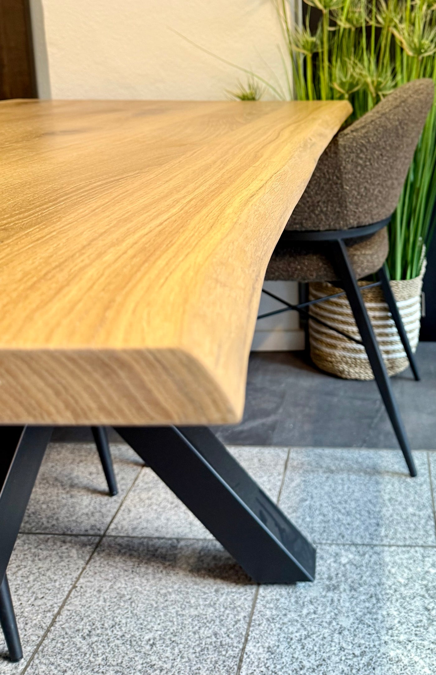 Esstisch Düsseldorf Eiche massiv 160 bis 240 in 3 cm Dicke Holz geölt mit Spider Metall Gestell schwarz 5 Größen