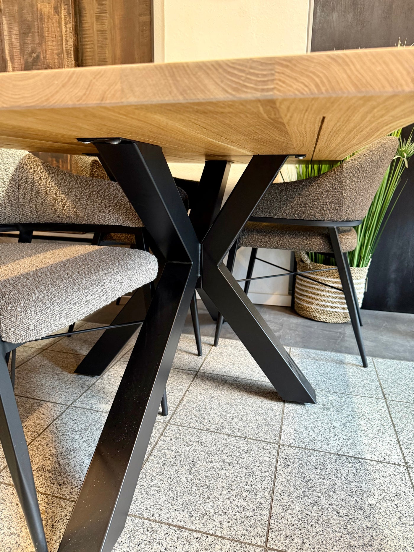 Esstisch Düsseldorf Eiche massiv 160 bis 240 in 3 cm Dicke Holz geölt mit Spider Metall Gestell schwarz 5 Größen