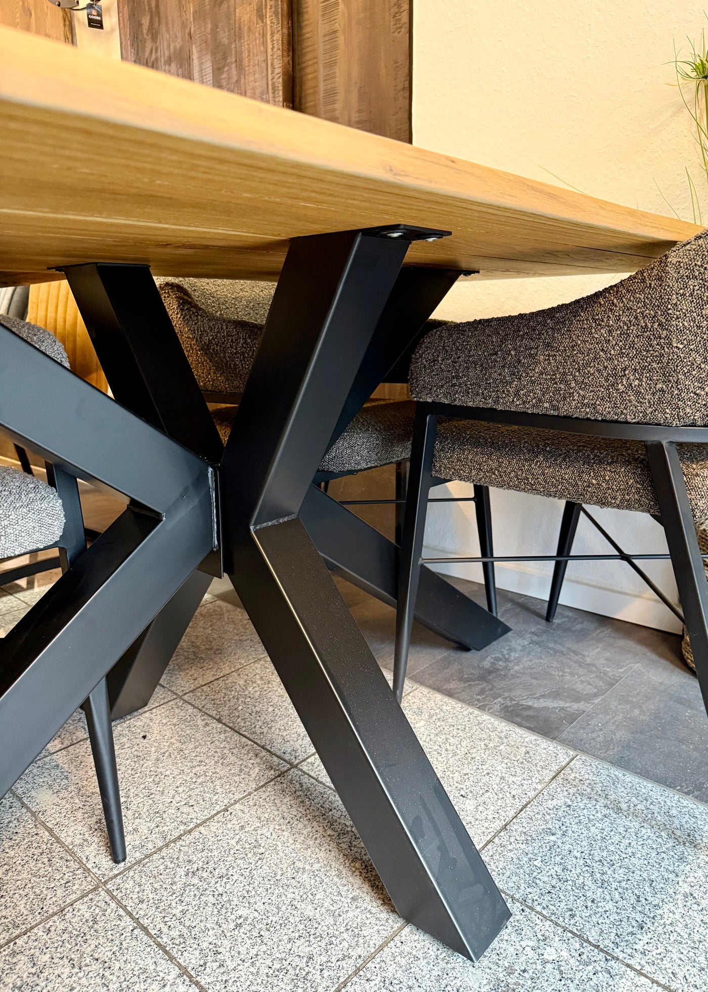 Esstisch Düsseldorf Eiche massiv 160 bis 240 in 3 cm Dicke Holz geölt mit Spider Metall Gestell schwarz 5 Größen