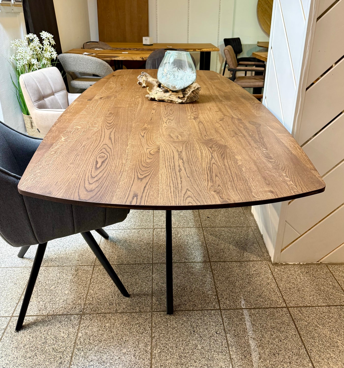 Bootsform Esstisch Alore Eiche dunkelbraun Dänisch oval 180 bis 300 cm Schweizer Kante mit Sternfuß Gestell schwarz