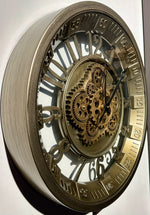 Lade das Bild in den Galerie-Viewer, 46 cm Wanduhr Brüssel 46 cm mit Animation antik-silber messing drehende Zahnräder Industrial
