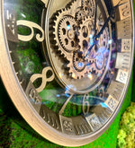 Lade das Bild in den Galerie-Viewer, 46 cm Wanduhr Brüssel 46 cm mit Animation antik-silber messing drehende Zahnräder Industrial
