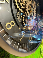 Lade das Bild in den Galerie-Viewer, 45 cm Zürich Vintage Wanduhr mit Zahnrädern schwarz gold
