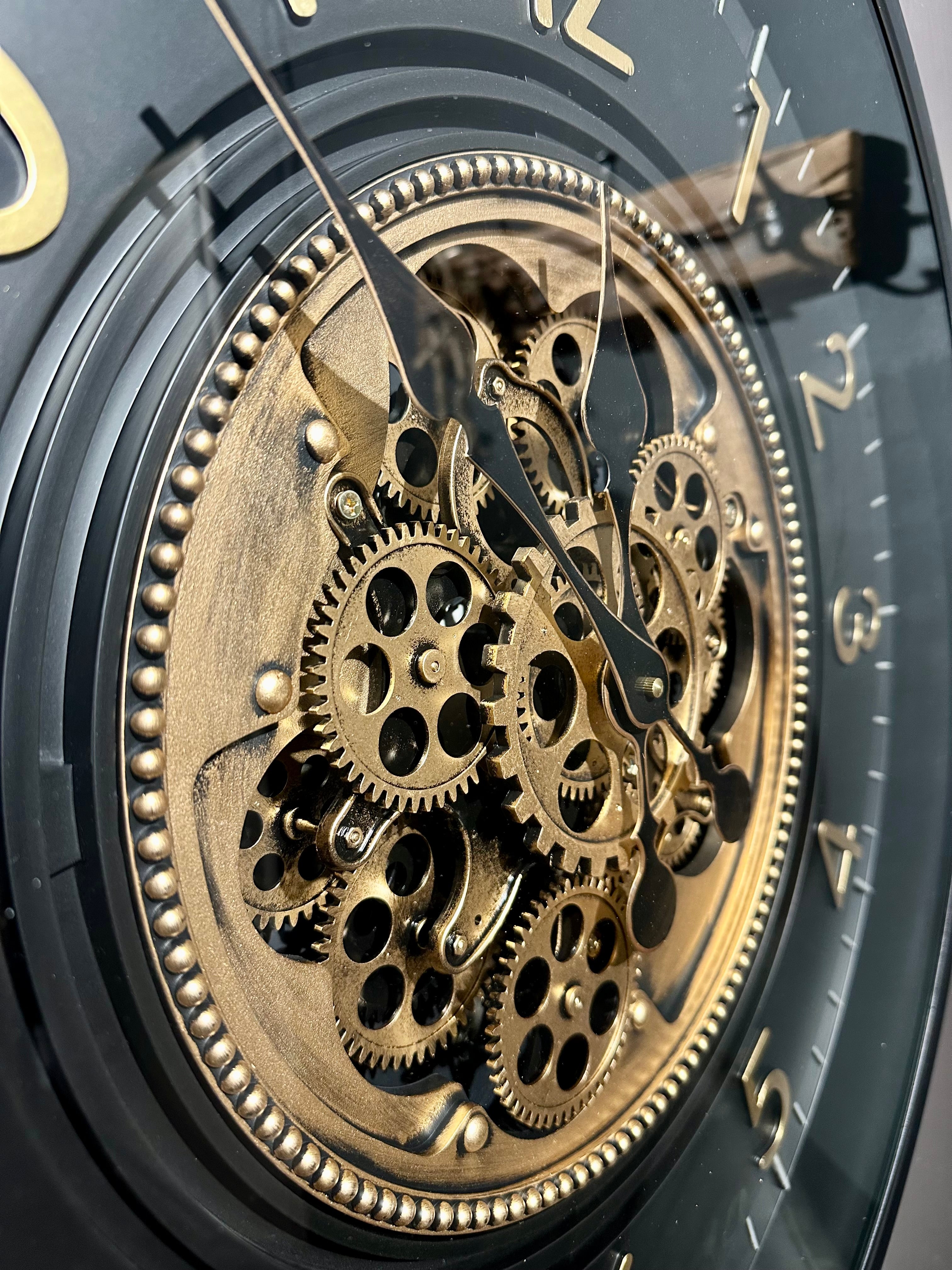 66 cm Zürich Wanduhr mit Zahnrädern schwarz gold