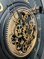 Lade das Bild in den Galerie-Viewer, 66 cm Zürich Wanduhr mit Zahnrädern schwarz gold
