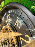 Lade das Bild in den Galerie-Viewer, 66 cm Zürich Wanduhr mit Zahnrädern schwarz gold
