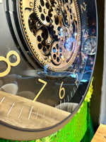Lade das Bild in den Galerie-Viewer, 66 cm Zürich Wanduhr mit Zahnrädern schwarz gold

