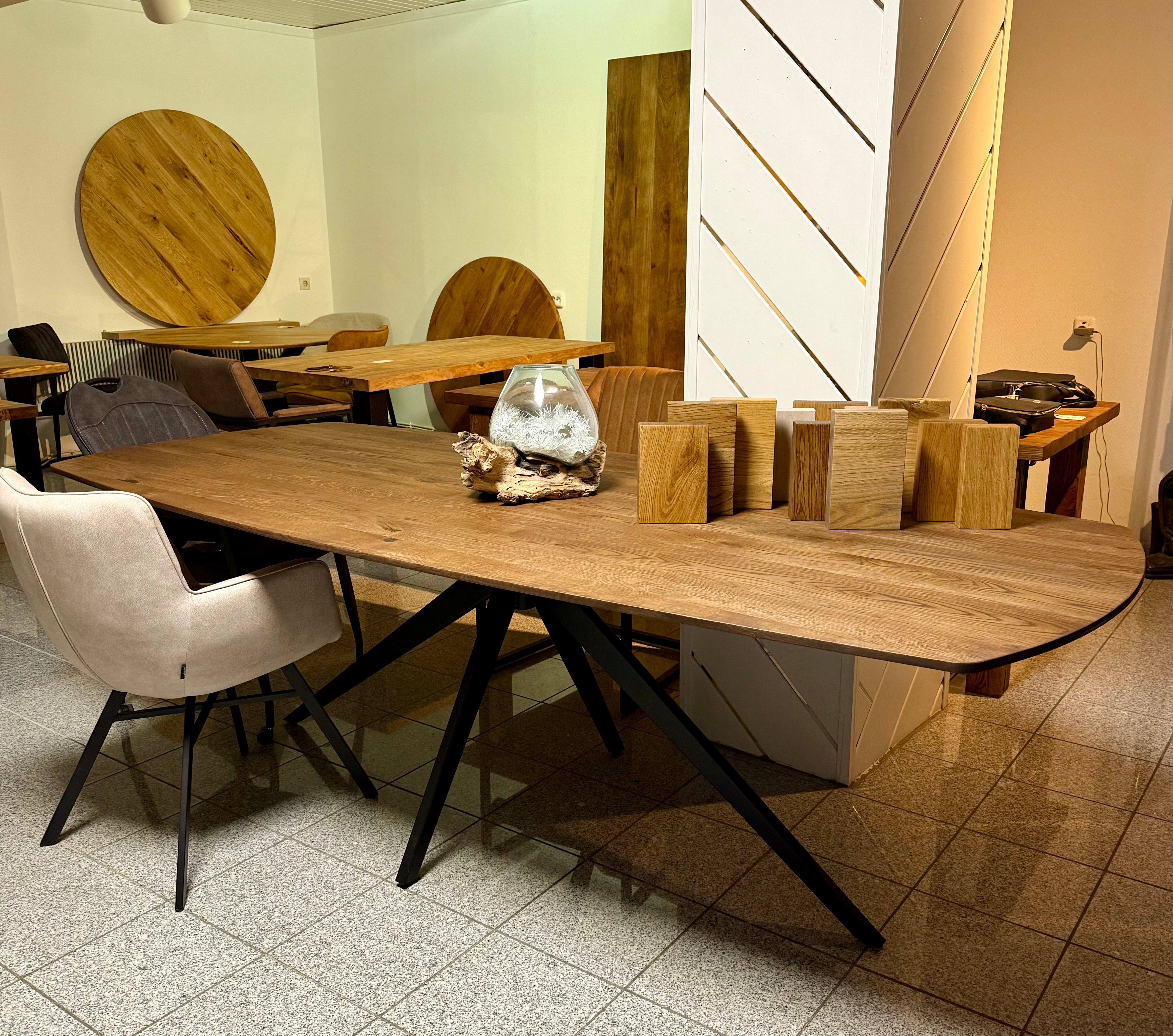 Bootsform Esstisch Alore Eiche dunkelbraun Dänisch oval 180 bis 300 cm Schweizer Kante mit Sternfuß Gestell schwarz