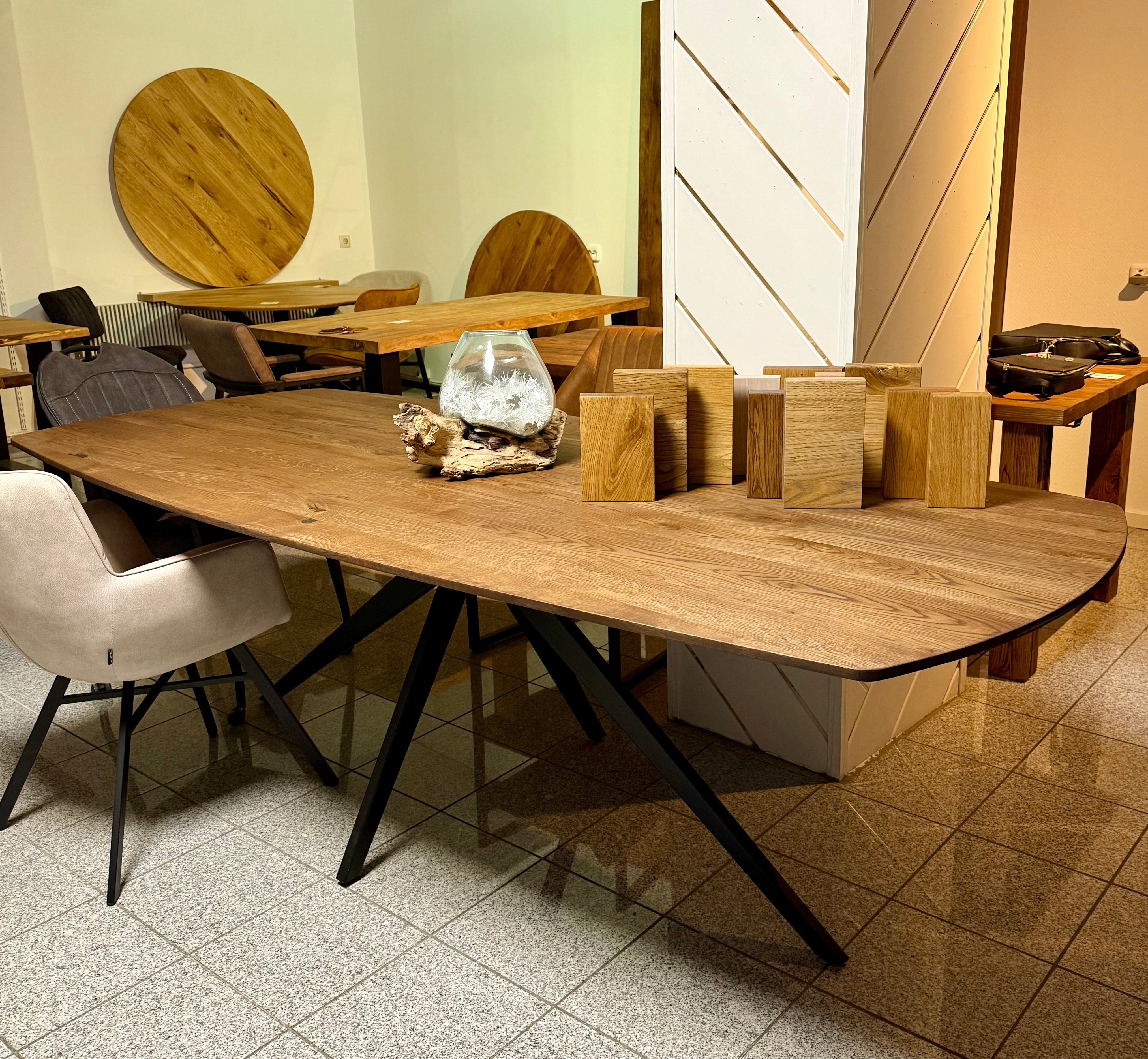 Bootsform Esstisch Alore Eiche dunkelbraun Dänisch oval 180 bis 300 cm Schweizer Kante mit Sternfuß Gestell schwarz