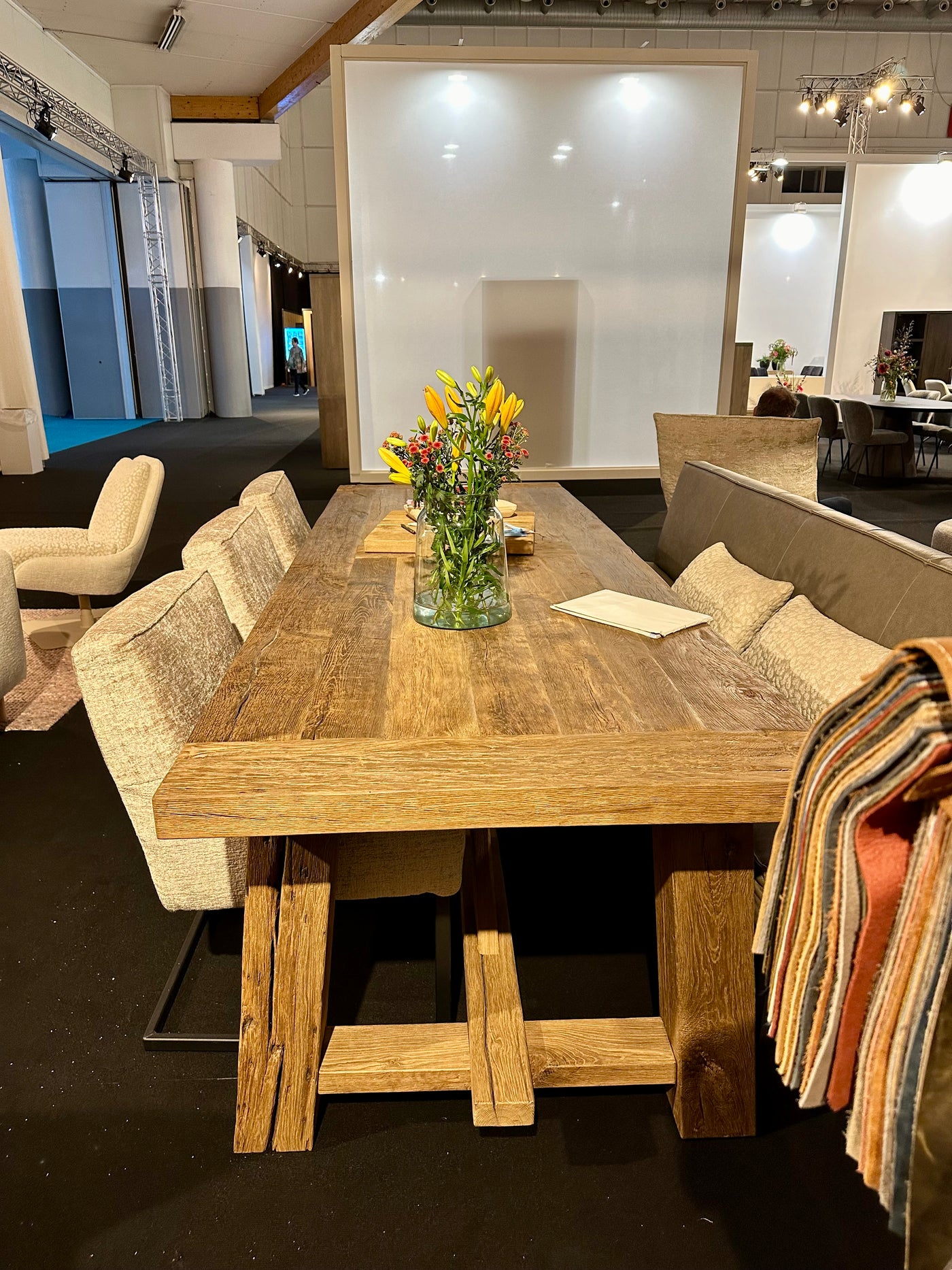 Table monastère Hugo en vieux chêne rustique 250 & 300 à 500 cm avec piètement en bois