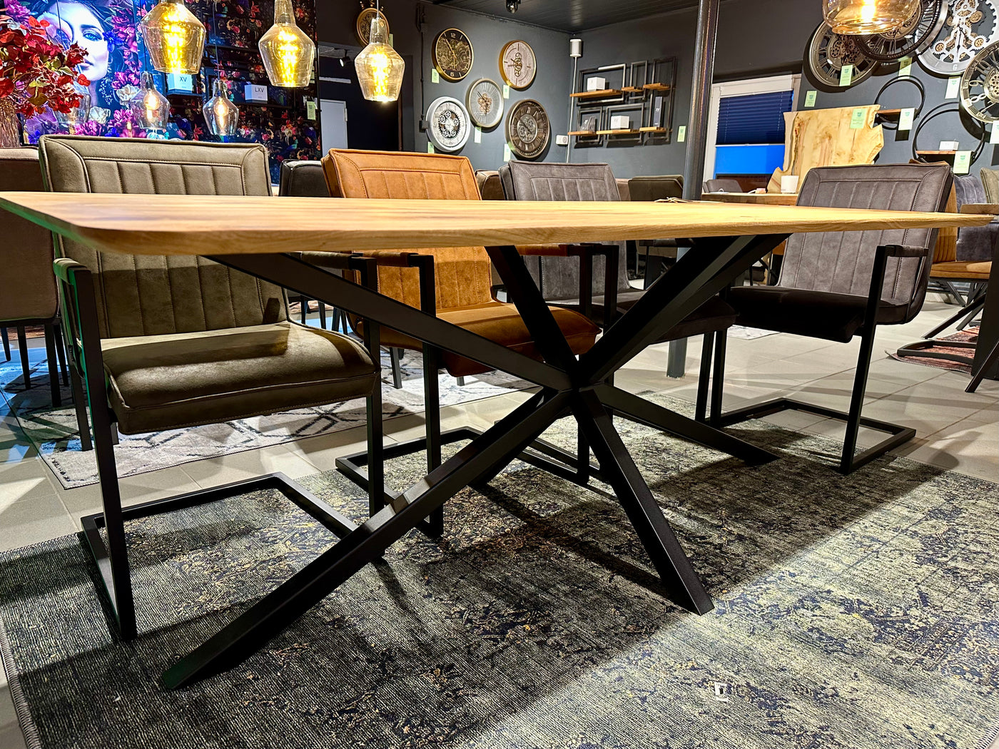 Table à manger danoise ovale design en chêne massif 3 - de 200 à 240 cm huilé avec piètement spider noir et bord suisse