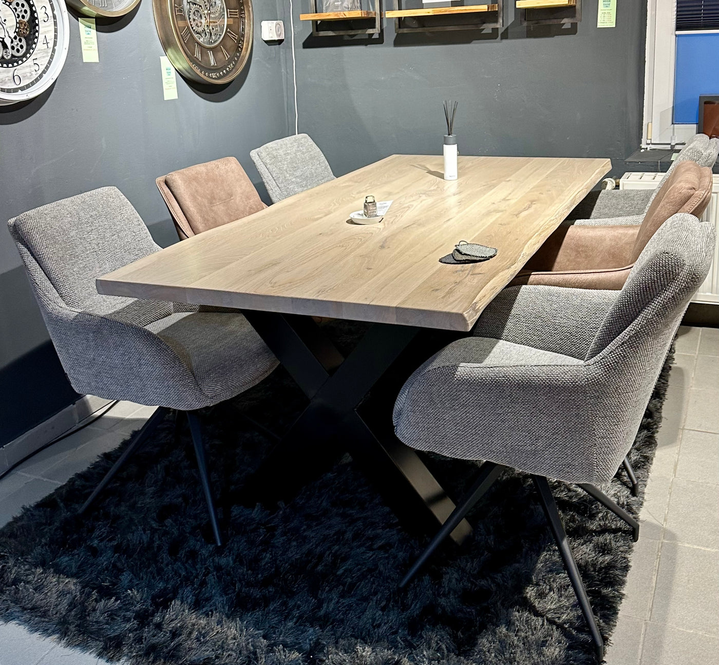Baumkante Esstisch Stockholm Eiche massiv 180 bis 300 cm in 4 cm Holz weiß geölt & lackiert mit X Gestell 7 Größen