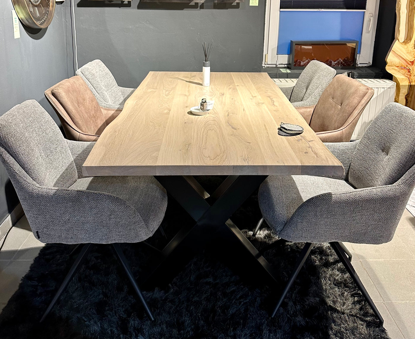 Baumkante Esstisch Stockholm Eiche massiv 180 bis 300 cm in 4 cm Holz weiß geölt & lackiert mit X Gestell 7 Größen