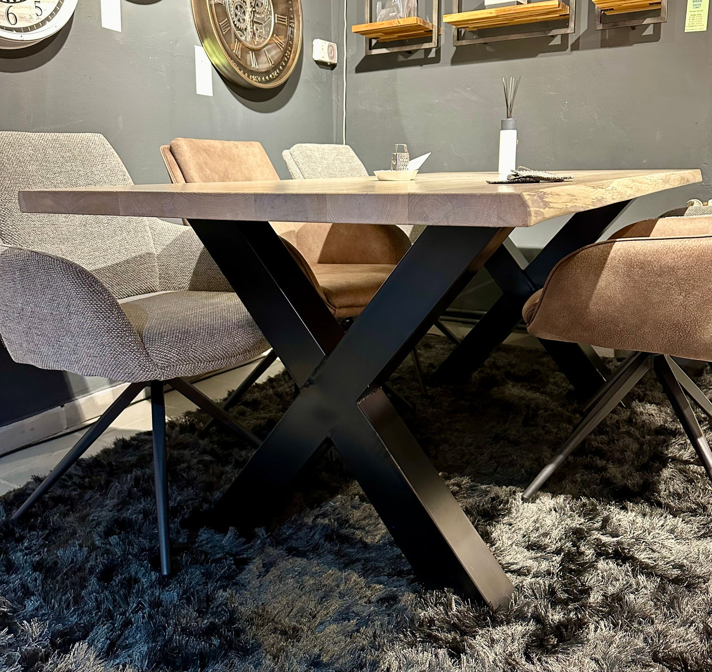 Baumkante Esstisch Stockholm Eiche massiv 180 bis 300 cm in 4 cm Holz weiß geölt & lackiert mit X Gestell 7 Größen