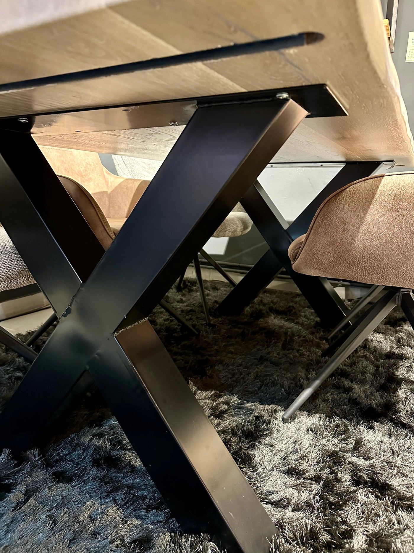 Baumkante Esstisch Stockholm Eiche massiv 180 bis 300 cm in 4 cm Holz weiß geölt & lackiert mit X Gestell 7 Größen