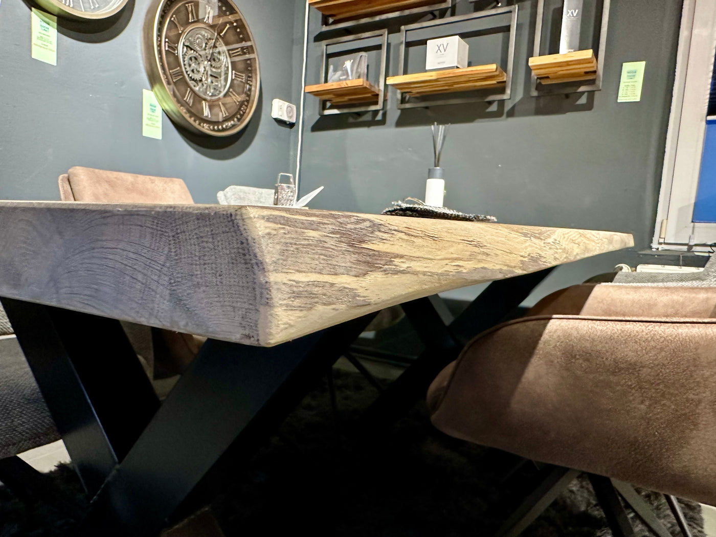 Baumkante Esstisch Stockholm Eiche massiv 180 bis 300 cm in 4 cm Holz weiß geölt & lackiert mit X Gestell 7 Größen