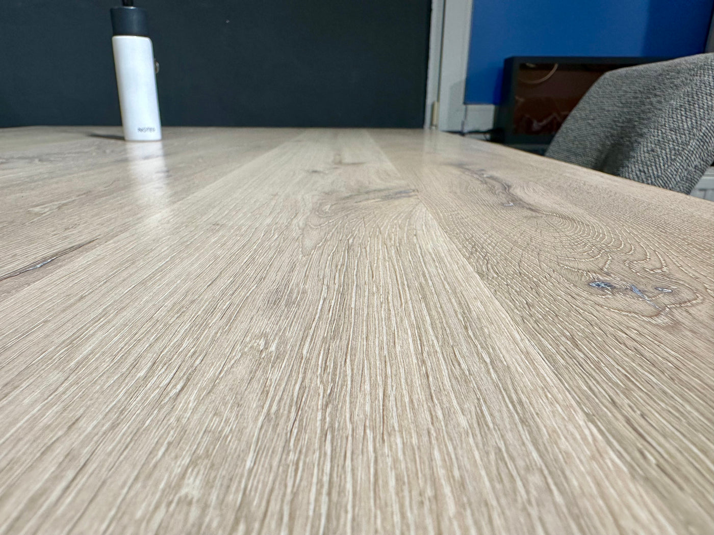 Baumkante Esstisch Stockholm Eiche massiv 180 bis 300 cm in 4 cm Holz weiß geölt & lackiert mit X Gestell 7 Größen
