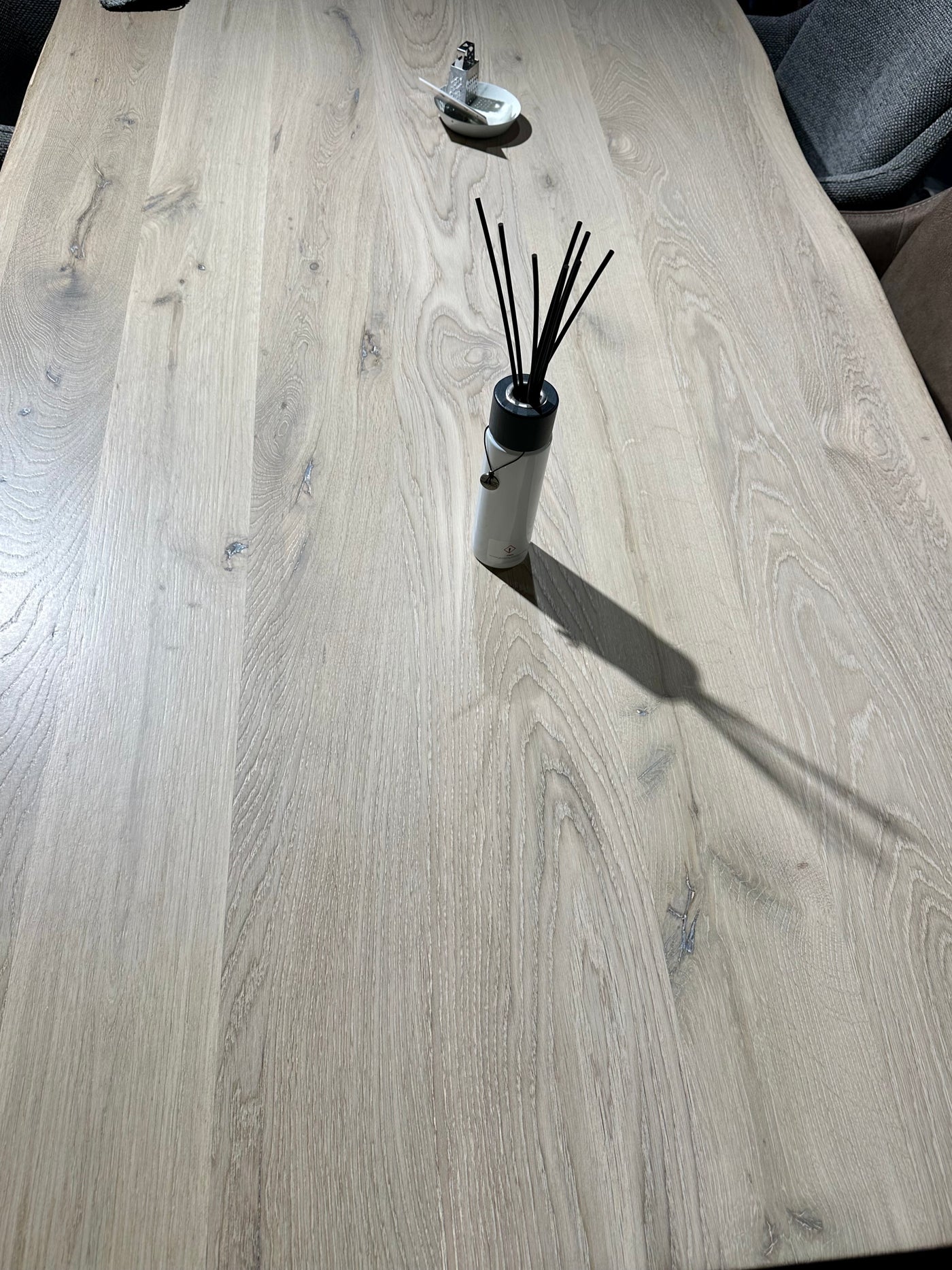 Baumkante Esstisch Stockholm Eiche massiv 180 bis 300 cm in 4 cm Holz weiß geölt & lackiert mit X Gestell 7 Größen