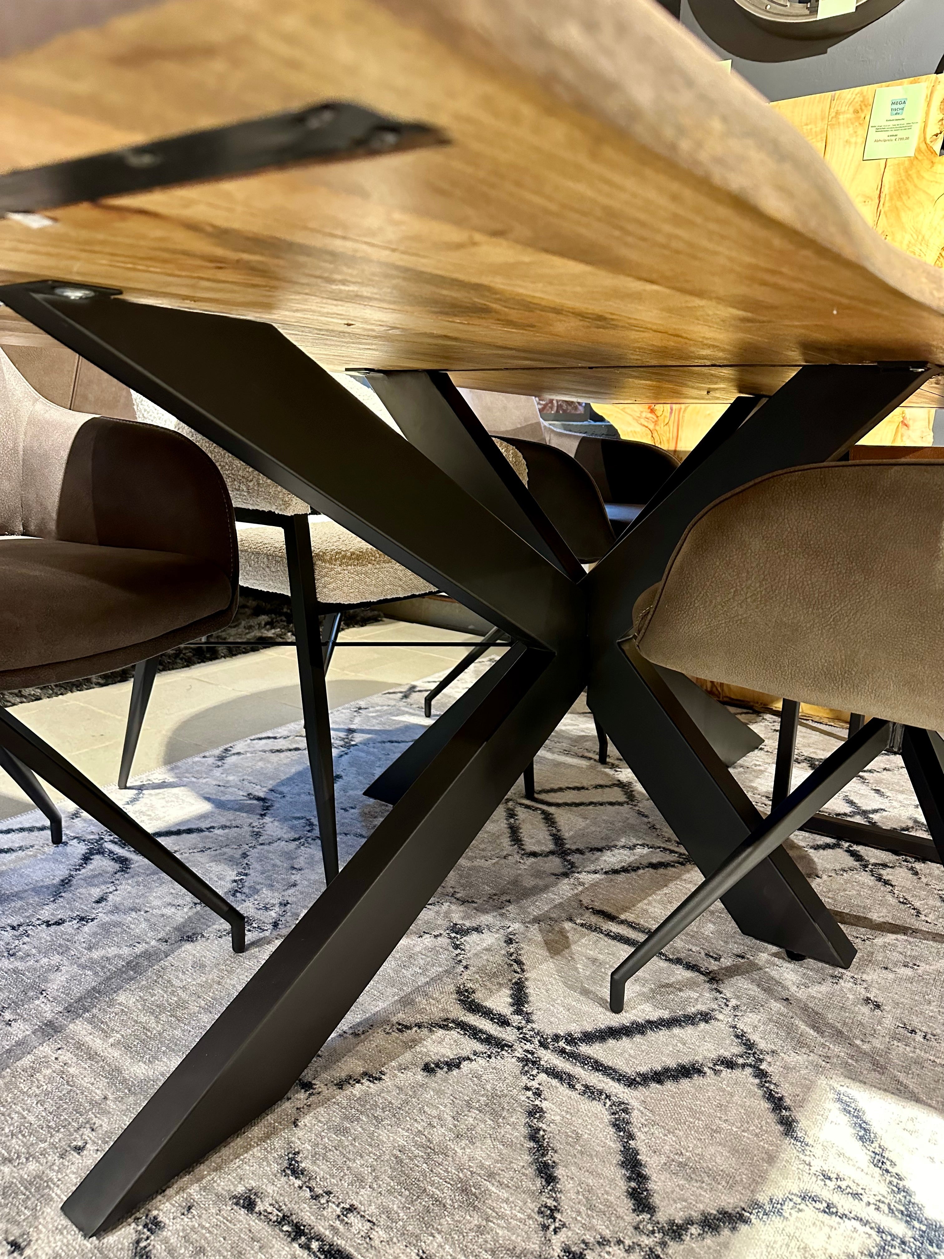 Baumkante Esstisch Mango schwarz geölt 200 cm mit Metall Gestell Spider
