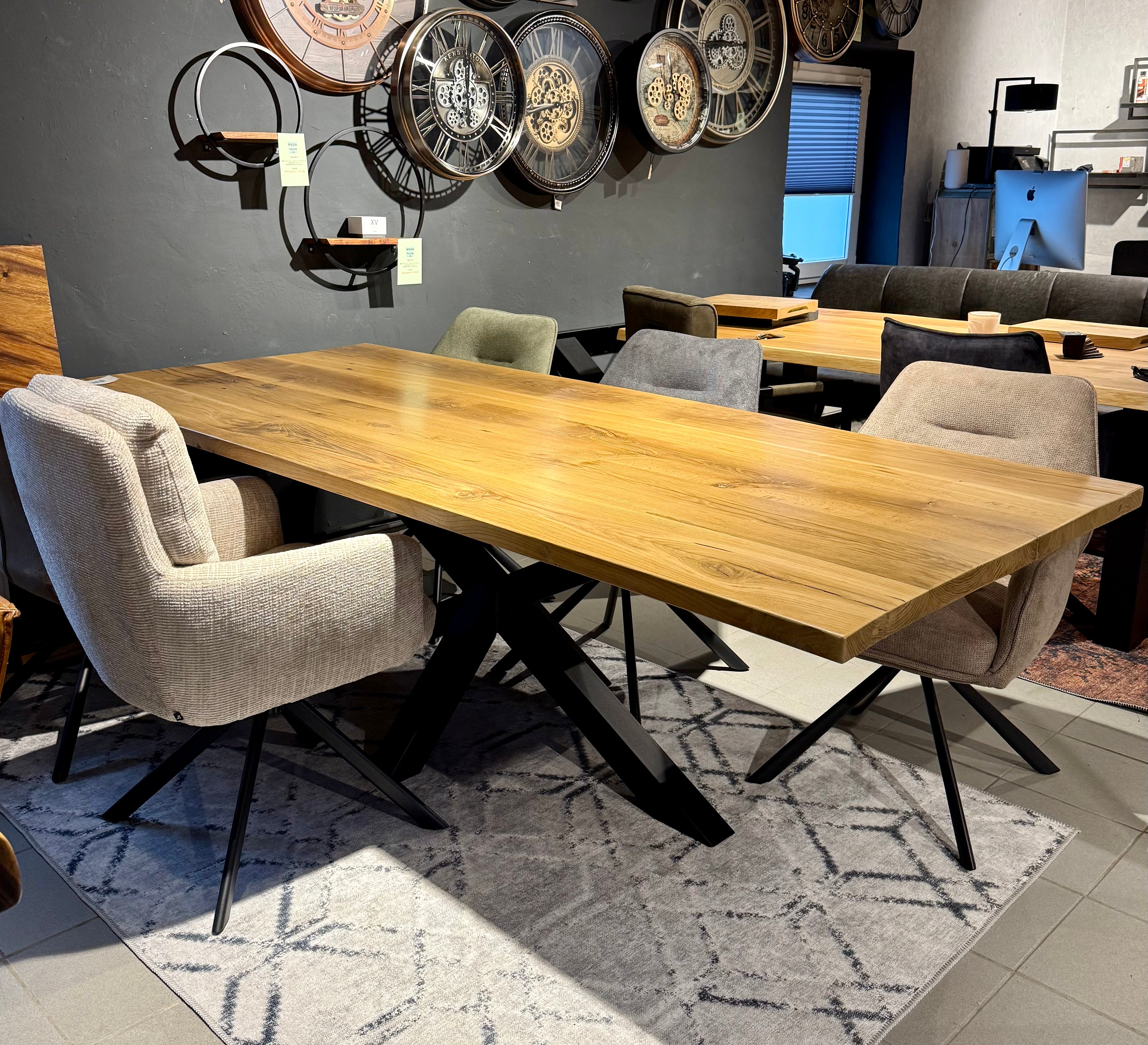 Esstisch Riga Alteiche massiv 240 cm in 4 cm Dicke Holz Lack mit Y Spider Metall Gestell schwarz Einzelstück