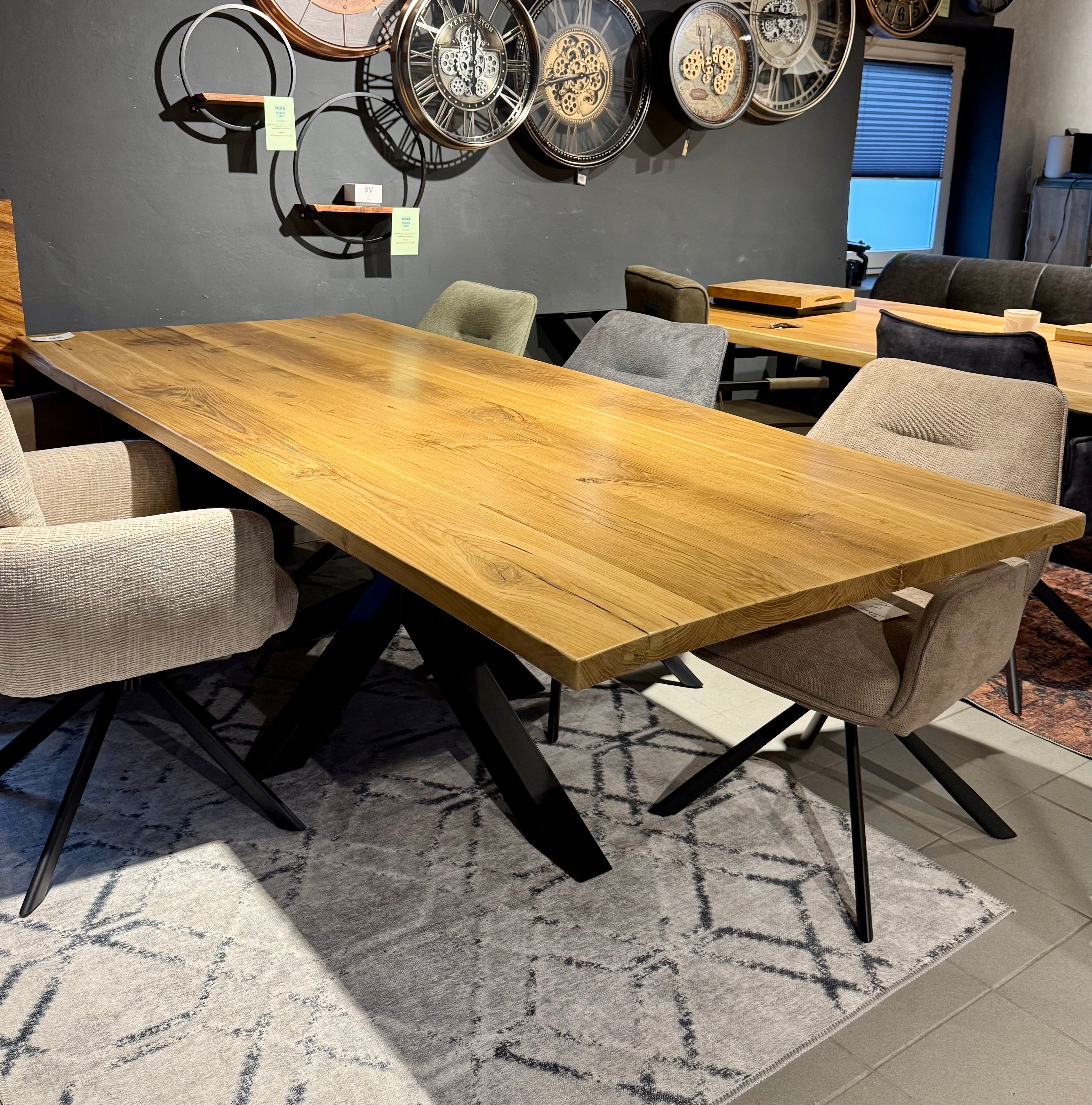 Esstisch Riga Alteiche massiv 240 cm in 4 cm Dicke Holz Lack mit Y Spider Metall Gestell schwarz Einzelstück