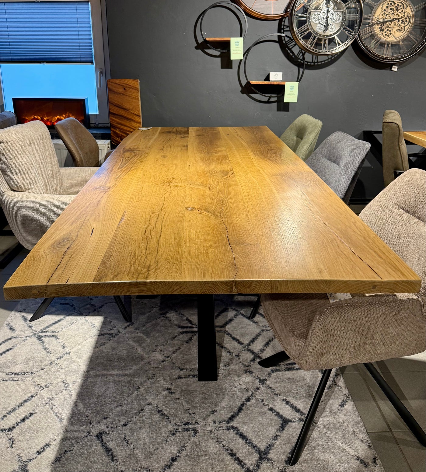 Esstisch Riga Alteiche massiv 240 cm in 4 cm Dicke Holz Lack mit Y Spider Metall Gestell schwarz Einzelstück