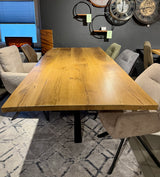 Esstisch Riga Alteiche massiv 240 cm in 4 cm Dicke Holz Lack mit Y Spider Metall Gestell schwarz Einzelstück