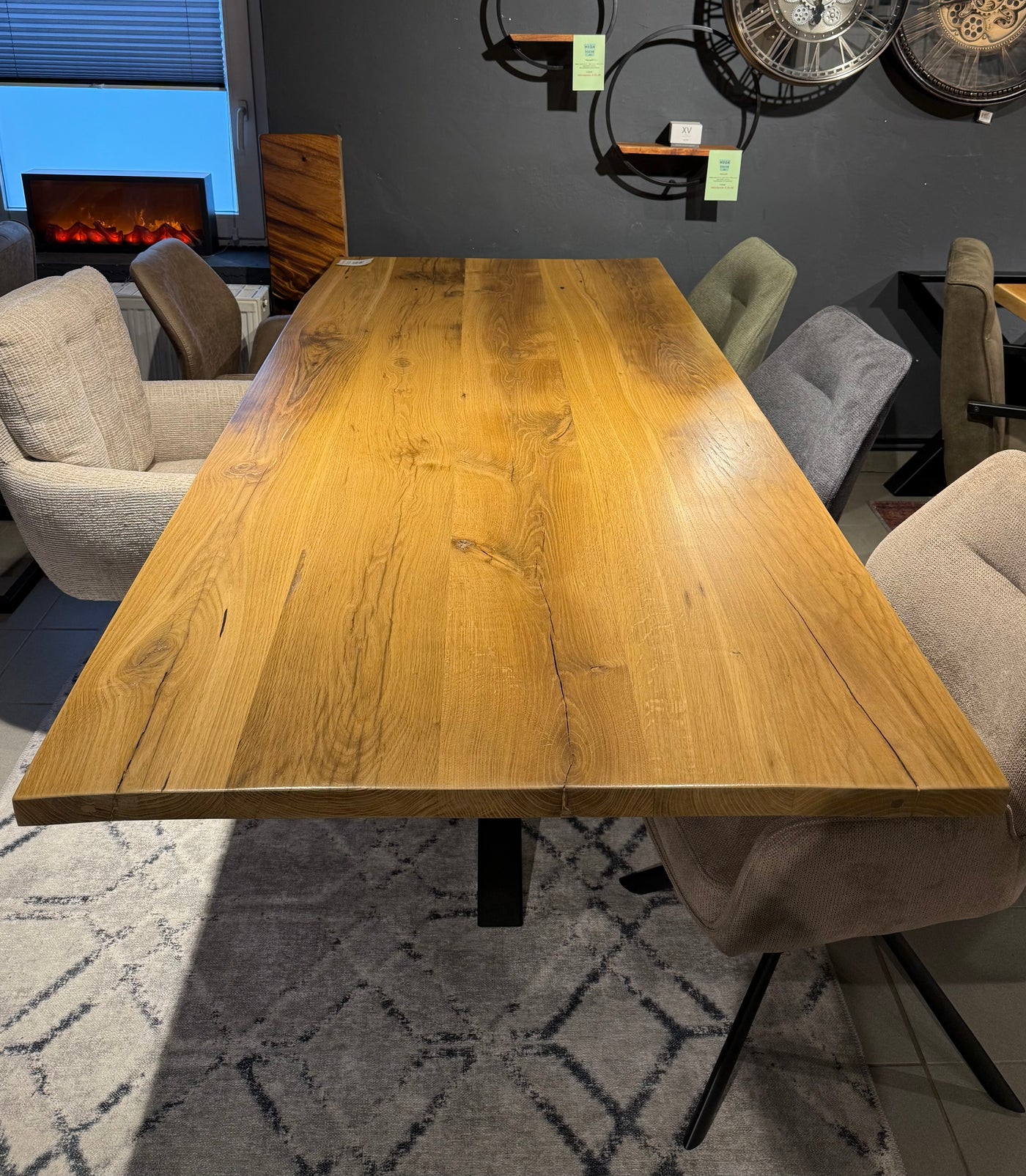 Esstisch Riga Alteiche massiv 240 cm in 4 cm Dicke Holz Lack mit Y Spider Metall Gestell schwarz Einzelstück