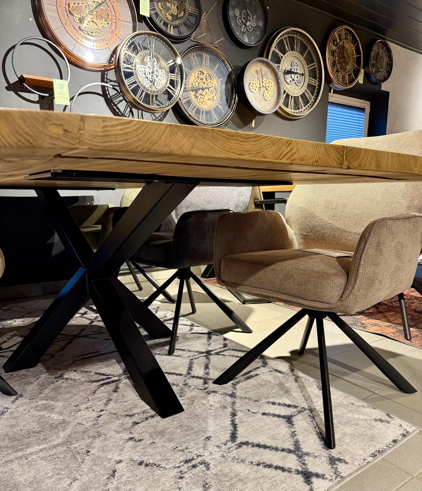Esstisch Riga Alteiche massiv 240 cm in 4 cm Dicke Holz Lack mit Y Spider Metall Gestell schwarz Einzelstück